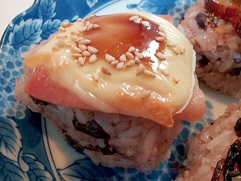 生ハムとチーズと白ごまの赤飯おにぎり レシピ 作り方 By ぷ みぃまま 楽天レシピ 生ハムとチーズと白ごまの赤飯おにぎり レシピ 作り方 By ぷ みぃまま 楽天レシピ